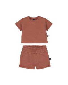 Outfit roestbruin with visible stitches