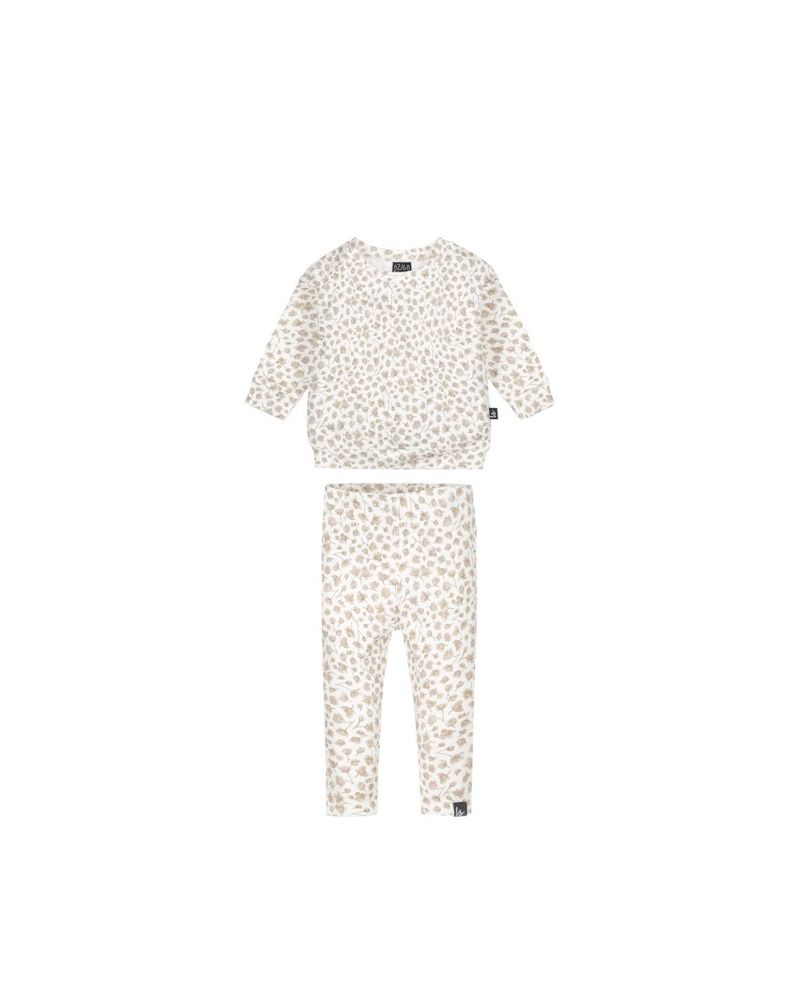 Outfit neutral flowers bonnie